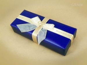 Pakowanie na prezent - złota tasiemka z logo WATERMAN, całość zapakowane w ozdobny papier