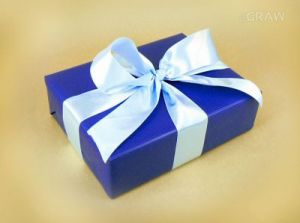 Pakowanie na prezent - niebieska tasiemka, całość zapakowane w ozdobny papier