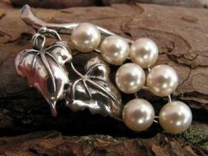 PERŁOWE GRONO - broszka z perłami