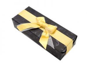 Pakowanie na prezent - złota tasiemka, całość zapakowane w ozdobny papier