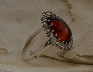 ELANI - srebrny pierścionek z bursztynem i kryszta