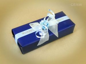 Pakowanie na prezent - niebieska tasiemka z logo WATERMAN, całość zapakowane w ozdobny papier