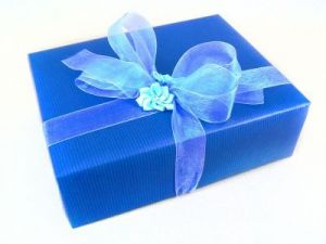Pakowanie na prezent niebieski papier z niebieską wstążką zdobiony kwiatkiem