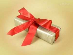 Pakowanie na prezent - czerwona wstążka, całość zapakowane w ozdobny papier z logo PARKER