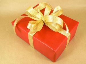 Pakowanie na prezent czerwony papier ze złotą wstążką