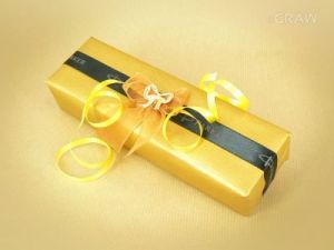 Pakowanie na prezent - czarna tasiemka z logo PARKER, całość zdobiona złotą wstążką i kokardą